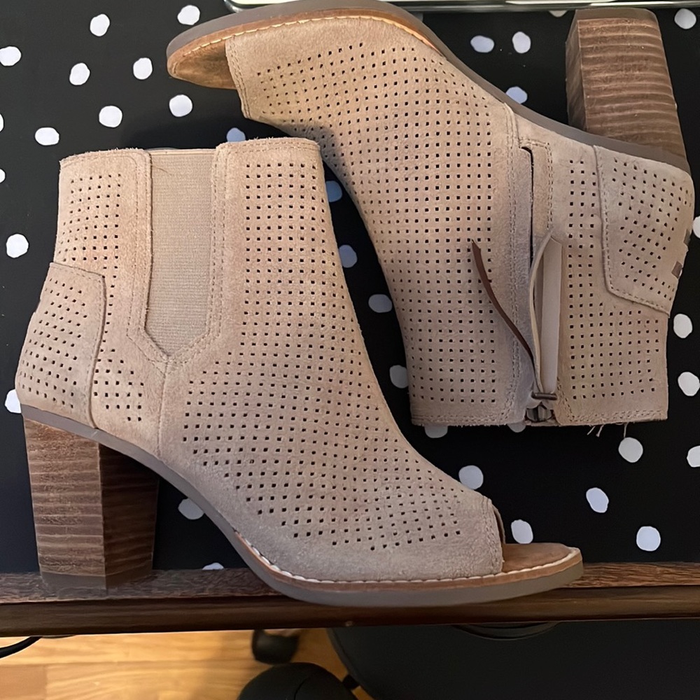 NWOT never worn woman’s booties. Tan, heels, TOMS, size 6.